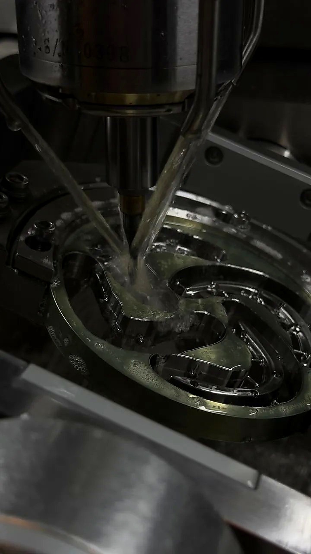 Fresadora XTCERA 630 usinando barra de protocolo em titânio